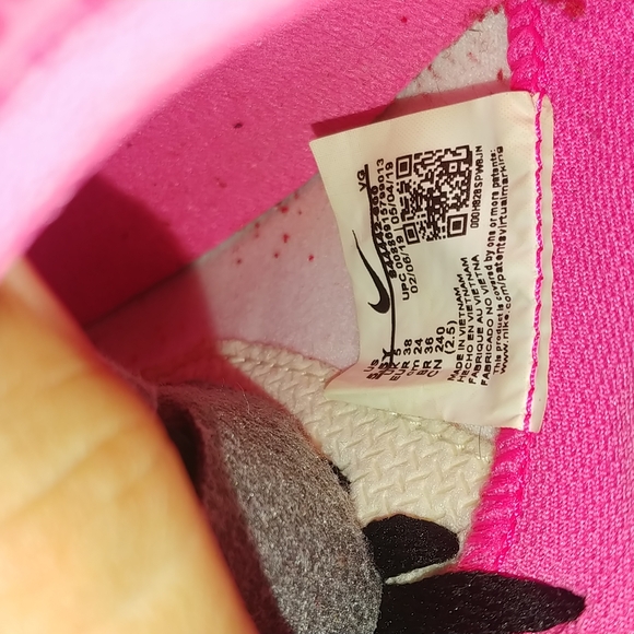 Nike soccer cleats Big Girl/ youth size 5.5Y - Picture 6 of 7